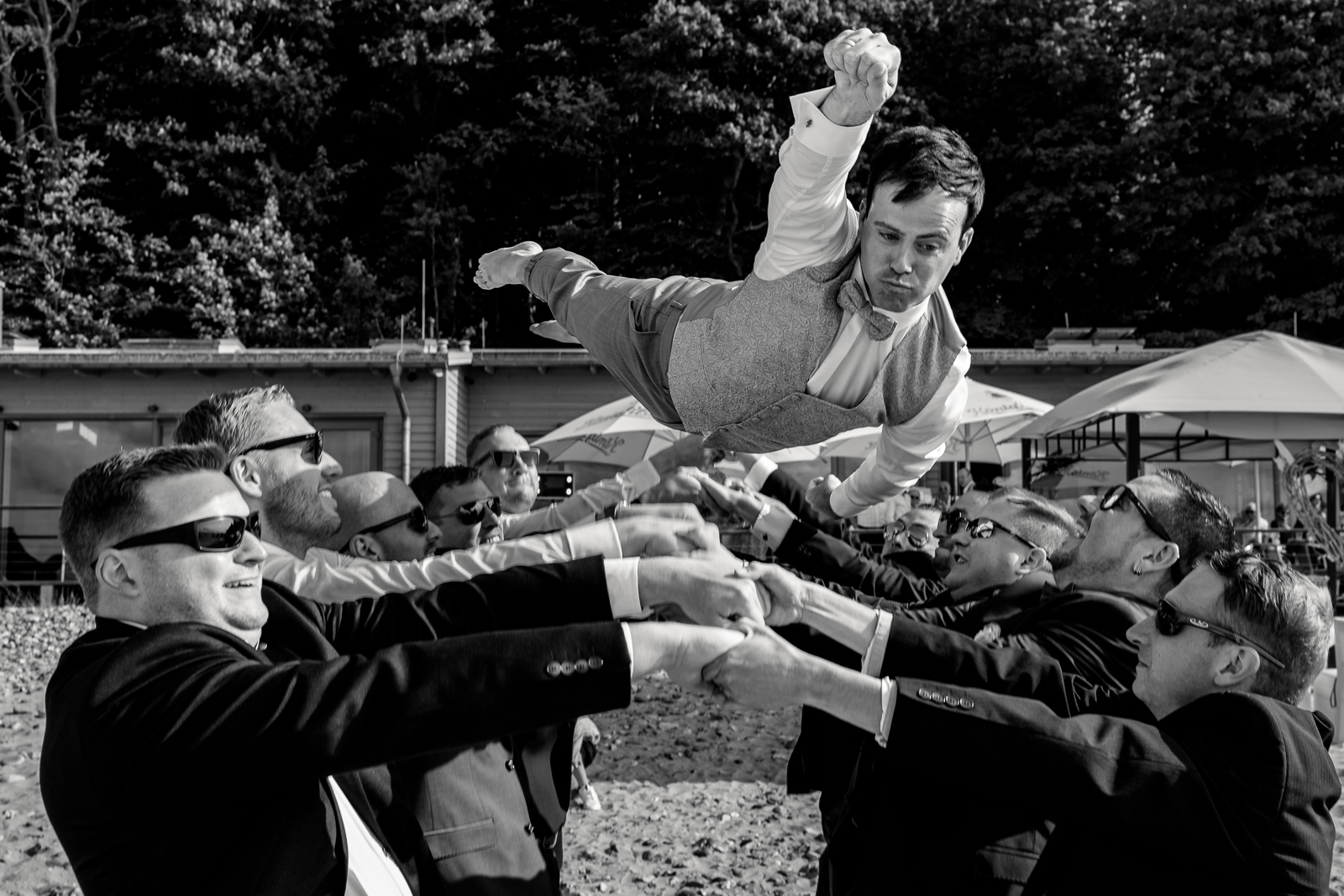 Hochzeitsfotograf Helge Peters Braeutigam Supermanpose